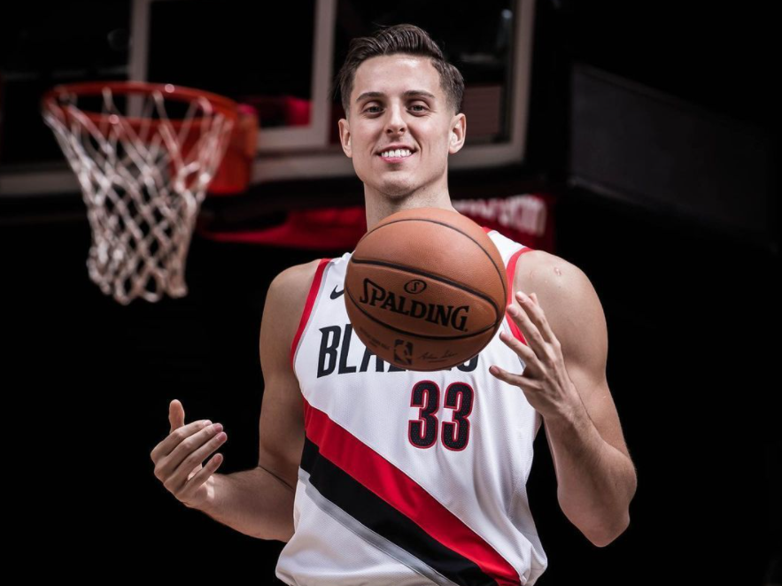 之前开拓者已经放弃了柯林斯的续约权,这可是他们17年的十号秀,并且打