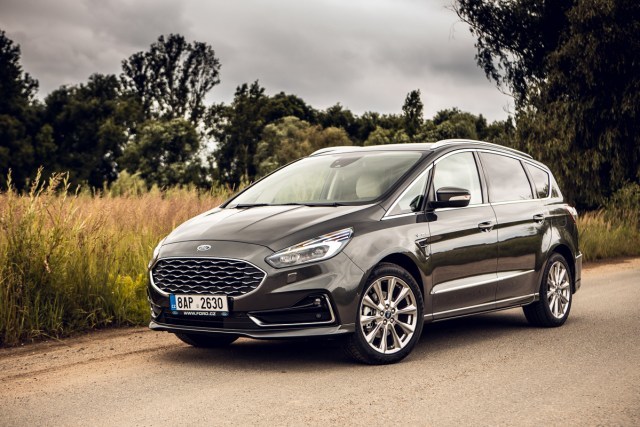 测试全新福特s-max vignale混合动力:中庸的面包车