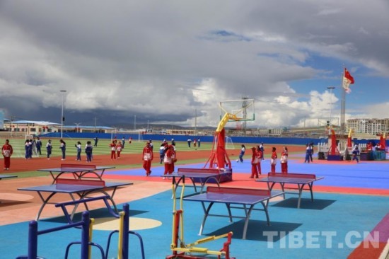 西藏自治区那曲市色尼区杭嘉中学宽阔的操场上,学生们正参加各项体育