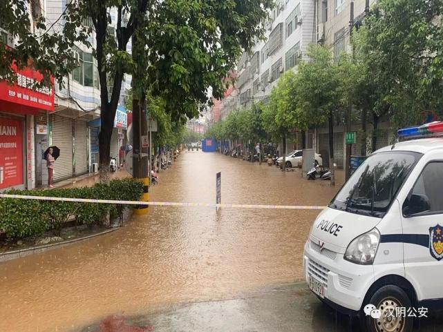 暴雨突袭|汉阴公安逆雨前行守护群众安全