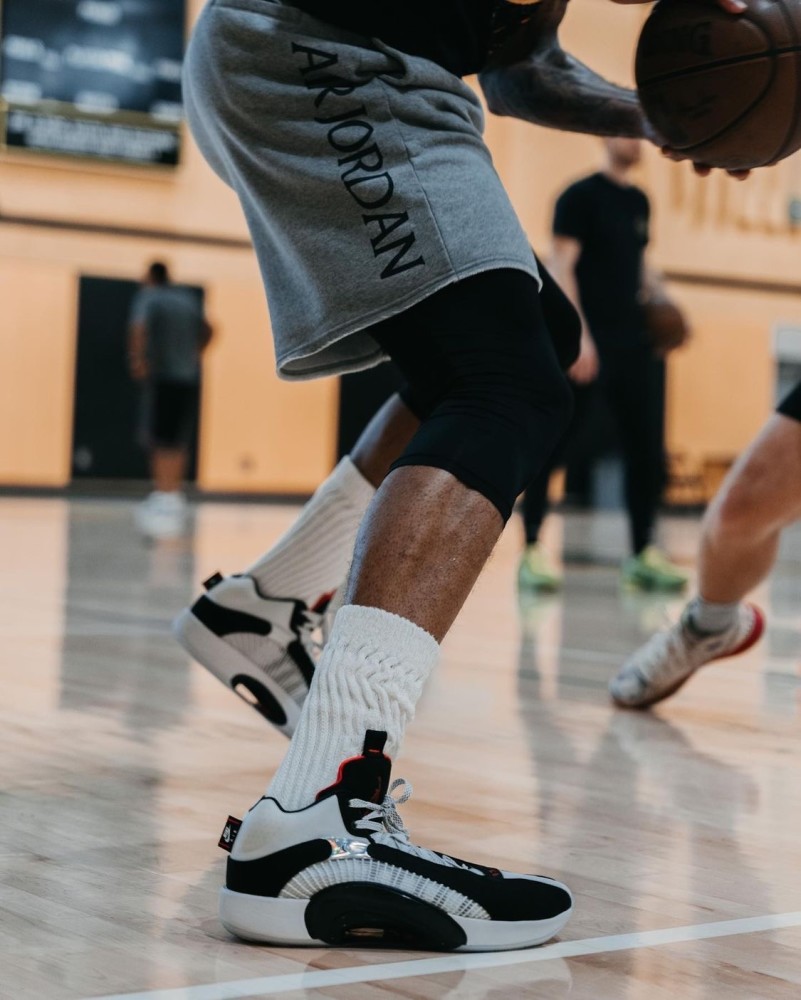 岁了,小腿肌肉还是那么明显,蹬腿这一下也看到了安东尼小腿肌肉的线条