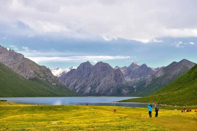 青海久治縣有年寶玉則神山山峰壯觀湖泊清澈還有遍地鮮花