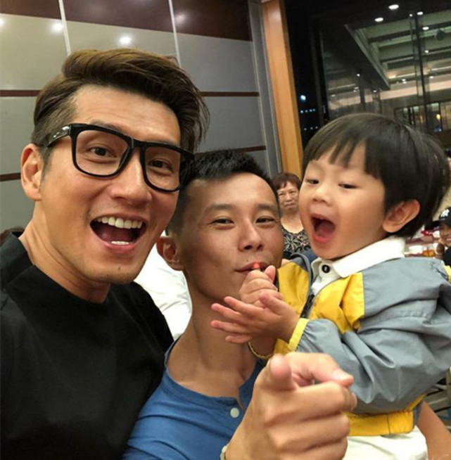 曾演过郑柏林哥哥的黄坤玄,长大后有继续演戏,但受到身高和娃娃脸的