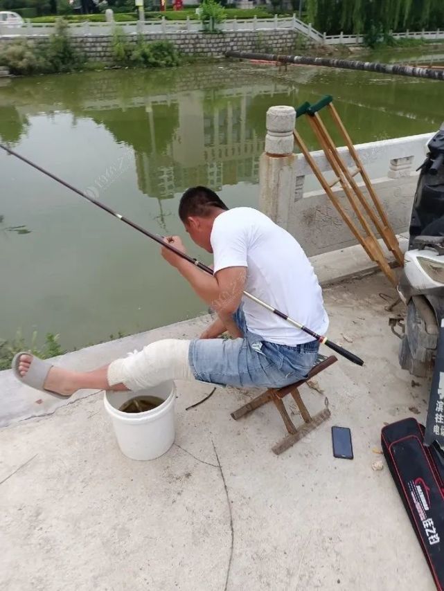 架着双拐去钓鱼——这鱼获你能数得过来?