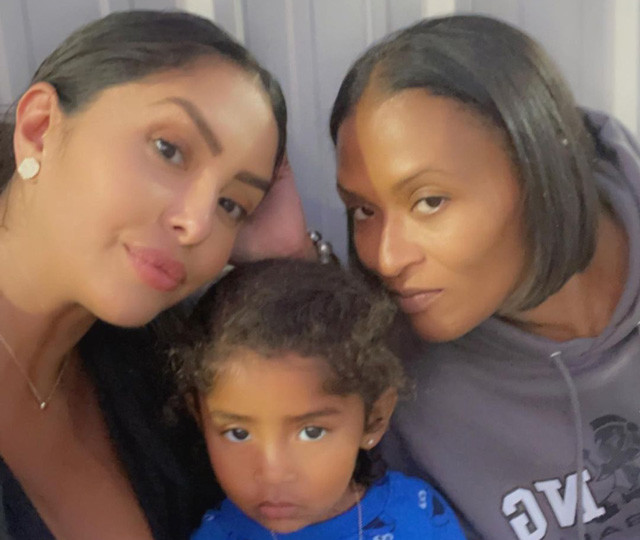 科比姐姐抱着比安卡一起看球!瓦妮莎为侄子加油,小koko懂事了