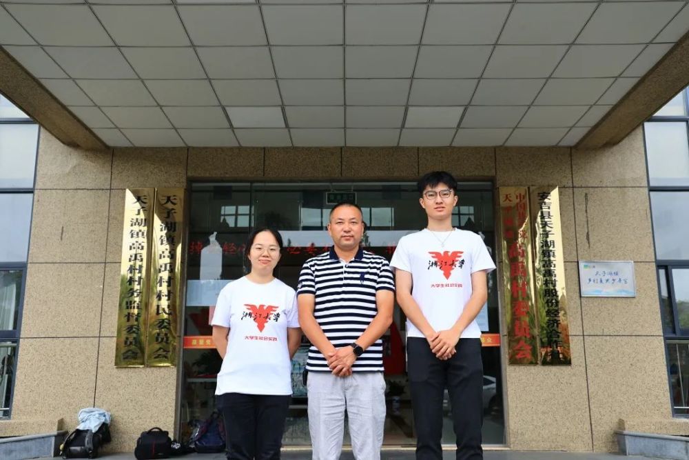 实践团成员采访了高禹村党委副书记包成义.