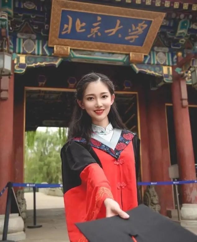 北大美女校花毕业照火了神仙颜值让人沦陷评论区却恶意满满