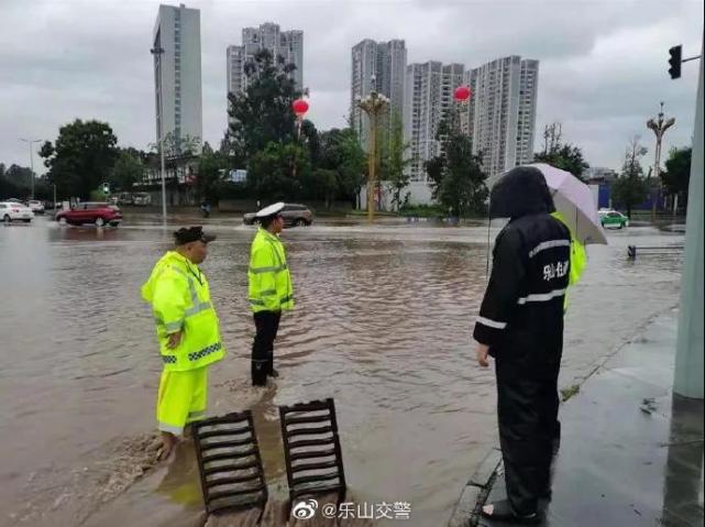 乐山交警迎风战雨,保驾护航!