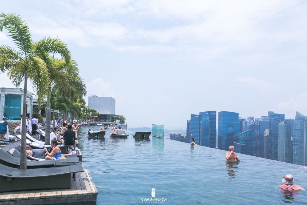新加坡最豪华的体验金沙酒店楼顶无边泳池只有住一晚才能享受