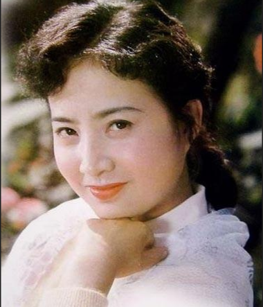 80年代美女影星高英,从红极一时到回归平淡,她这样的选择对吗?