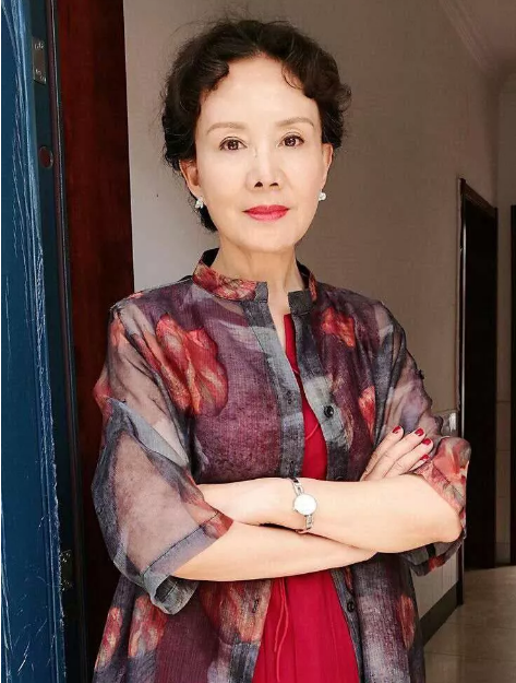 80年代美女影星高英,从红极一时到回归平淡,她这样的选择对吗?