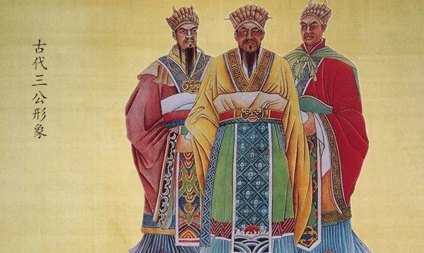 一般而言,朝廷有"三公","三公"的副职为"三孤";与朝廷相对应,国之储君