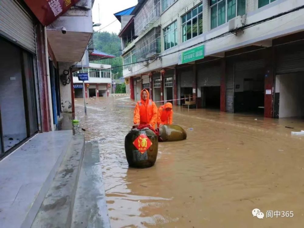 閬中暴雨過後在石灘河溪飛鳳看到的這一幕