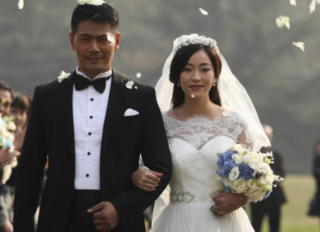 邵兵17岁龙凤胎女儿近照曝光,化浓妆打扮成熟,跟老爸如复制粘贴