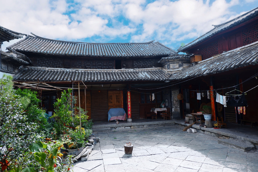 云南白族富贵人家的老宅,三个四合院连成一个府第,价值连城