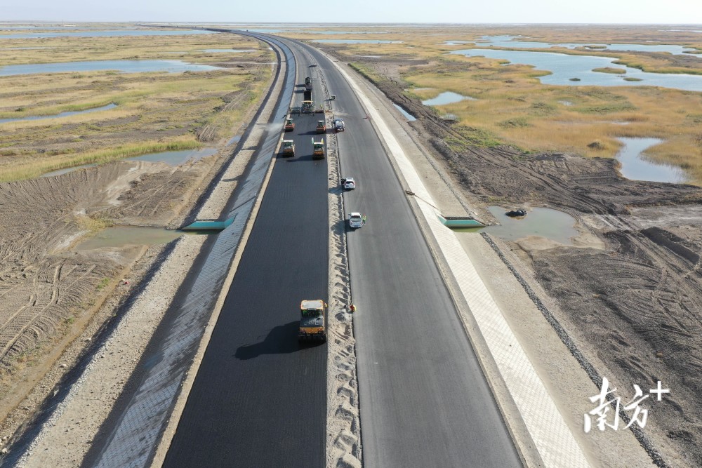 冲刺年底通车广东建设者承建的新疆乌尉高速进入收尾阶段