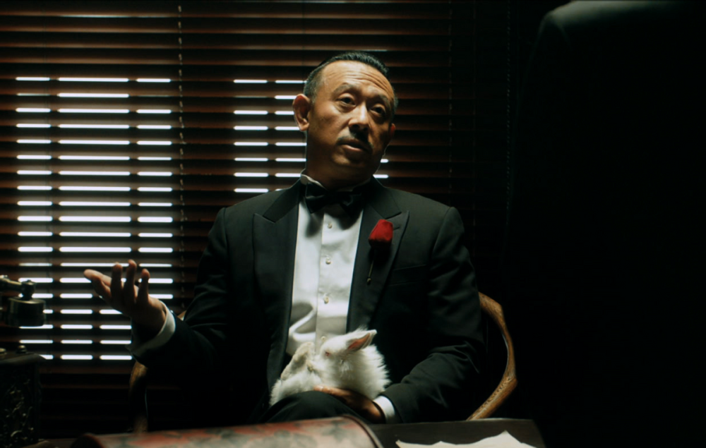 姜文绑双马尾造型出镜额前方块刘海小巧下巴一圈胡子反差太大