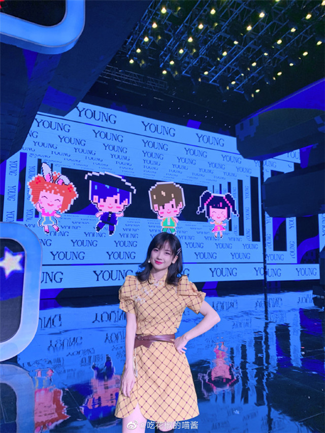 在后台等待着的王冰冰依旧甜美可人,近景下她的好身