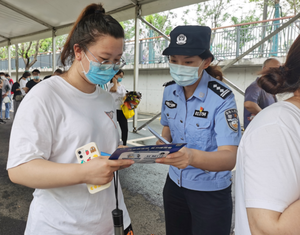 江警官图片