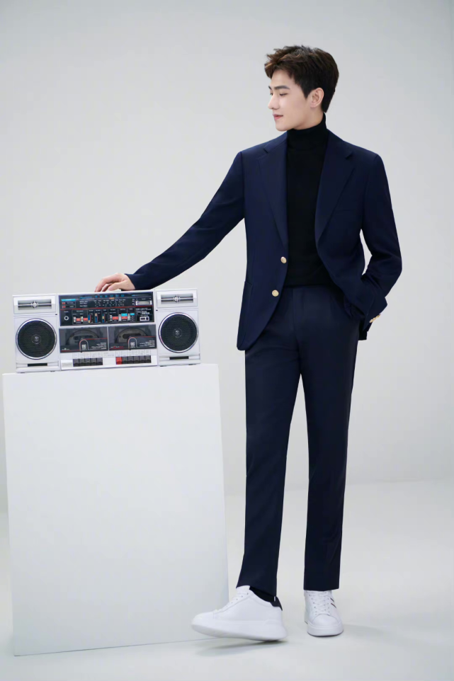 杨洋无缝切换摩登风格什么颜色都可以站姿挺拔像人形立牌