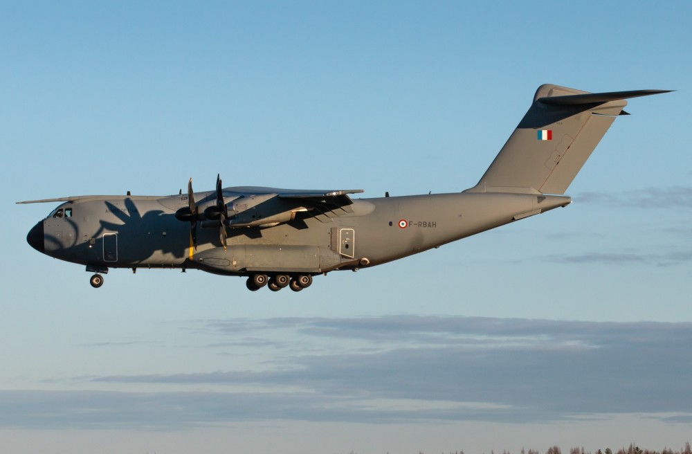 害怕被塔利班打下来法国军用运输机撤离喀布尔时释放了大量红外干扰弹