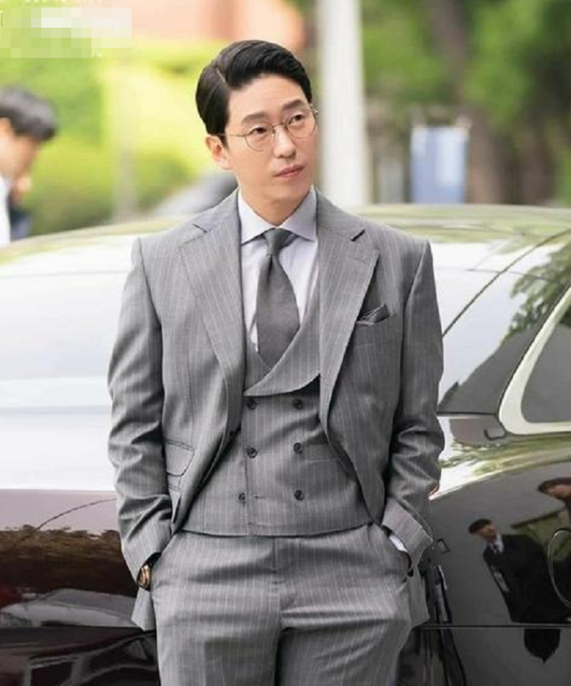 饰演"周丹泰"一角的是演员严基俊,他出生于韩国首尔,毕业于首尔艺术