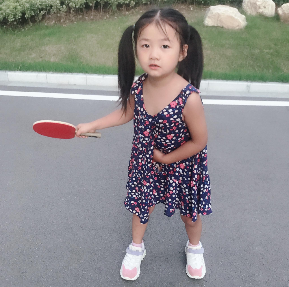 乒乓"小将"李依依哭着也要打球,网友:一看就是世界冠军的苗子