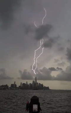 纽约世贸中心遭雷劈 飓风来袭乌云压城 数道闪电击中塔顶 全网搜