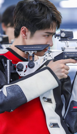 王一博体验气步枪射击打出9.4环