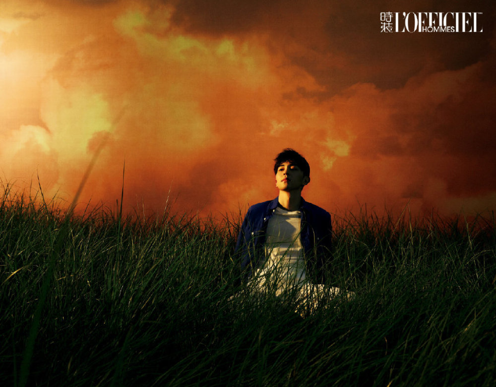 邓伦最新时尚大片曝光 身穿白色套装骑单车 像真人版 小王子 全网搜