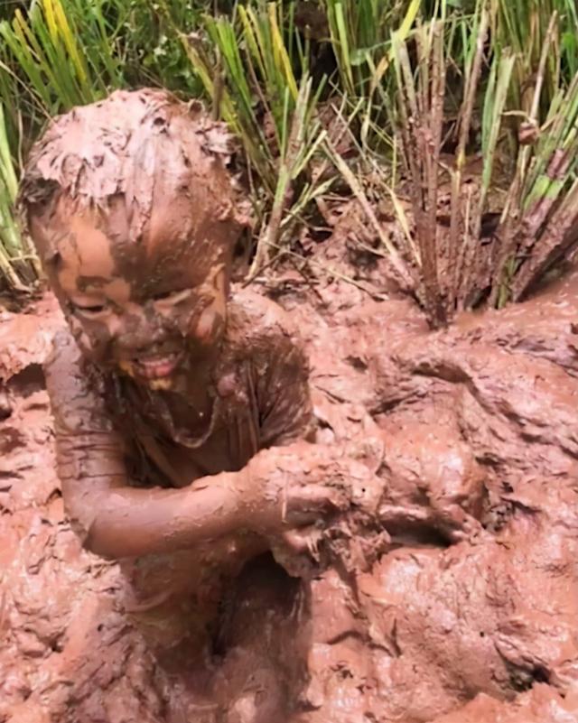 四川俩萌娃在稻田里玩泥巴变小泥人,妈妈淡定拍视频