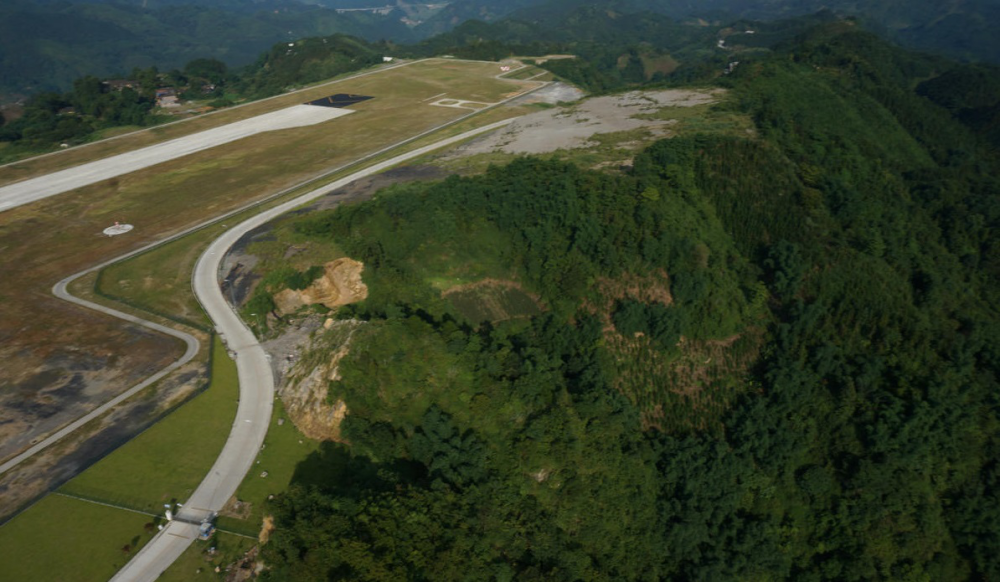这些填方的平均高度达到了35米,最高填方达到126米,而机场的直立加筋