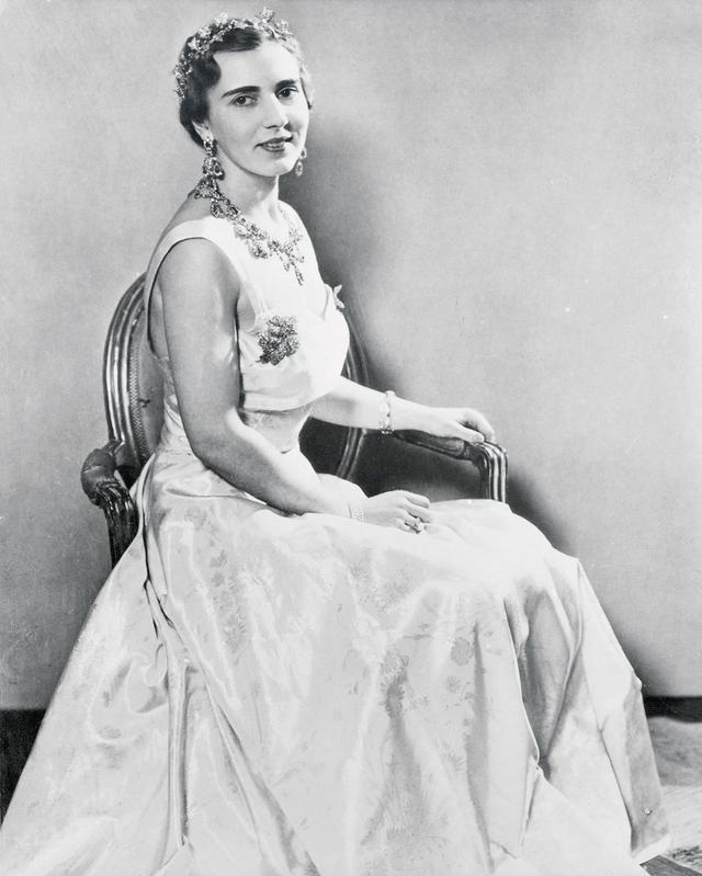 第一次改装出现在下一代,同样是丹麦公主的英格丽德王后,在50年代委托