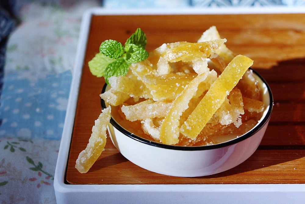 食材准备:柚子皮2个,冰糖300克,盐20克,水60克