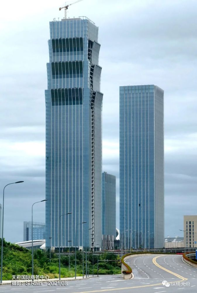 天府国际商务中心近照项目紧邻西博城和天府国际会议中心,地铁1,6,18