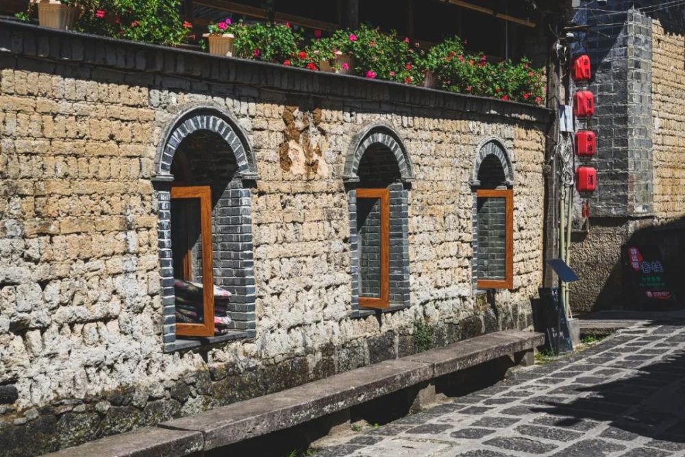 腾冲民居建筑发展至今大约经历了三个发展历程,原始窝棚--木楞房(土基