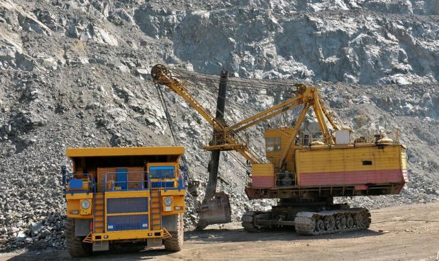 澳洲铁矿价格暴跌44%,中钢两记重拳击碎澳铁垄断