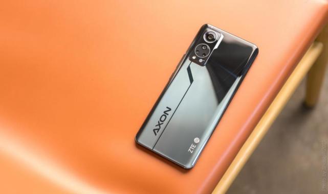 中兴axon30屏下版极致屏幕观感和貌美自拍我全都要