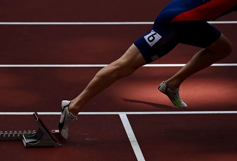 8月3日,获得冠军的挪威选手瓦霍尔姆在男子400米栏比赛中起跑.