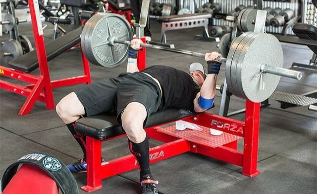 卧推100公斤,在健身房属于什么训练水平?