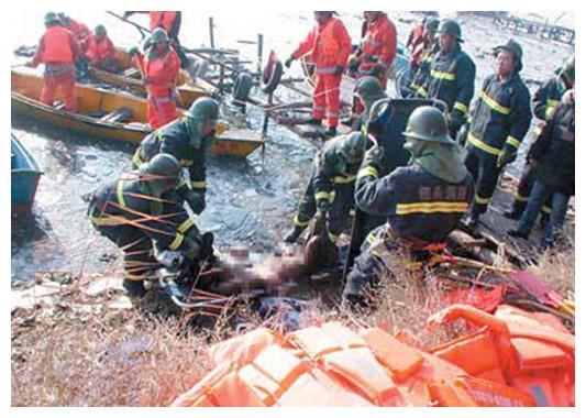 包头空难现场照片:飞机掉湖里，砸死冬泳者，美貌空姐遇难!