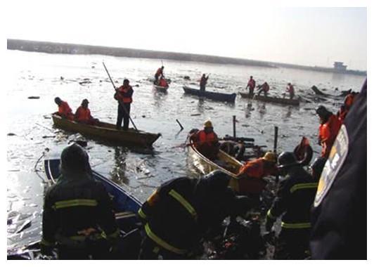 包头空难现场照片:飞机掉湖里，砸死冬泳者，美貌空姐遇难!