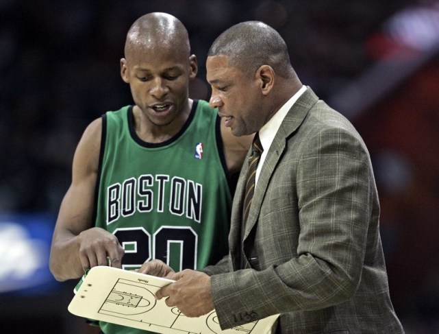 加内特转发4巨头合影,故意裁掉雷阿伦,当年到底谁错了