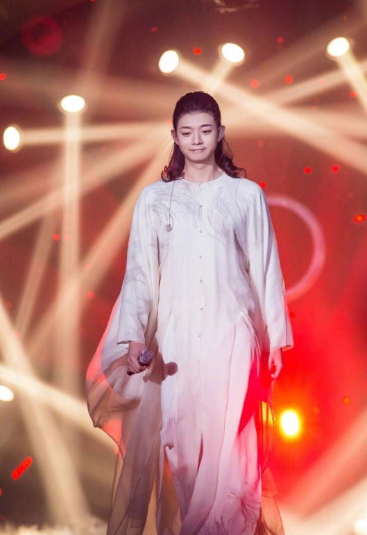 霍尊退圈了,可他的热搜一点没少!