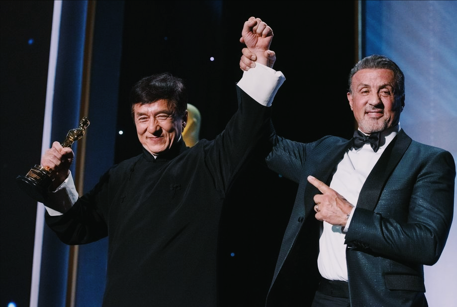 成龙,我不是李小龙,只是电影中每一跳都很幸运.