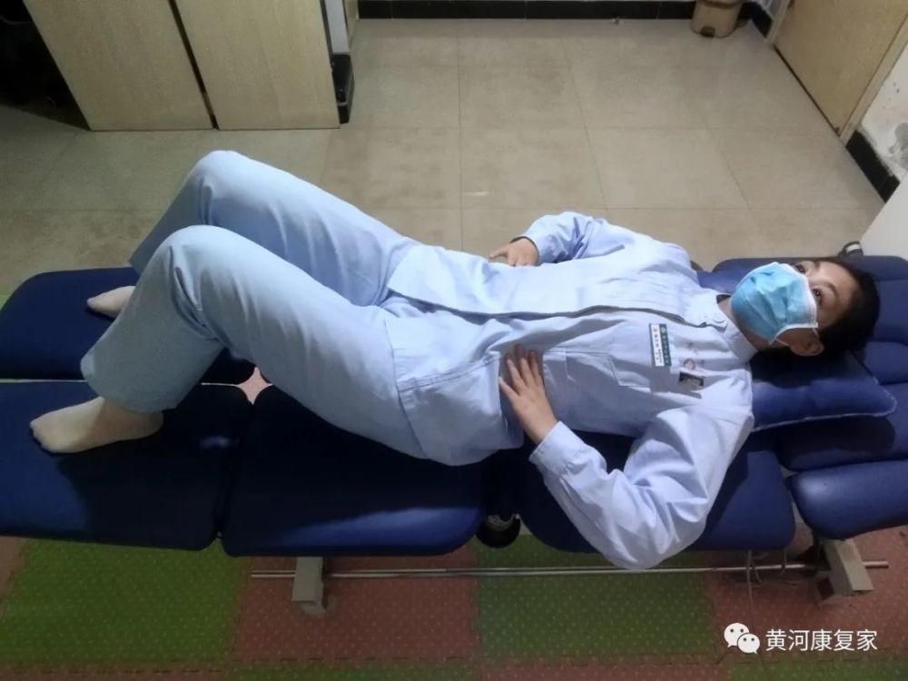 三,横膈肌呼吸训练练习者一手置于第九胸椎下,另一手置于胸骨剑突下