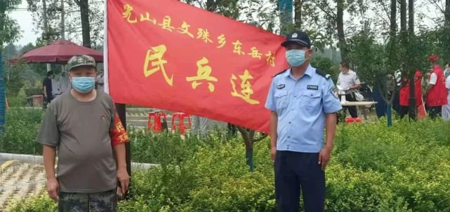 家挨户上门走访,在文殊乡东岳村,村民兵连和志愿服务队员们也分组入户