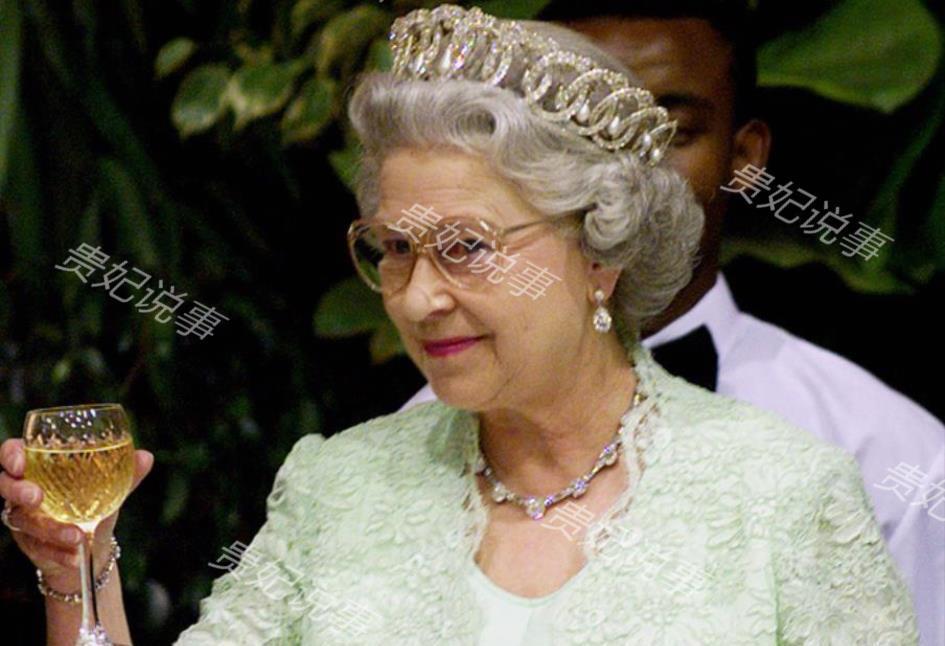 95岁英女王现状良好,亲王离世后首度亮相,镜头前展露坚强笑容