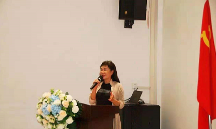 报告会开始之前,云南鹰卫集团董事长黄建琴女士发表了热情洋溢的致辞.