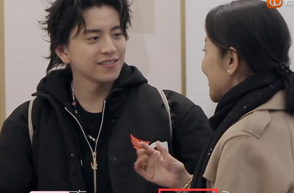 德艺双馨倪萍录完节目关掉场地所有灯对王大陆的告别暴露涵养